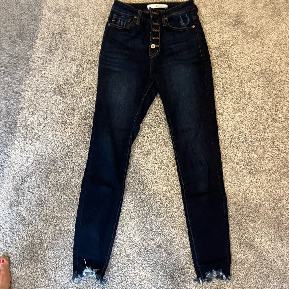 Like new Kancan shark bite hem dark wash button fly skinnies